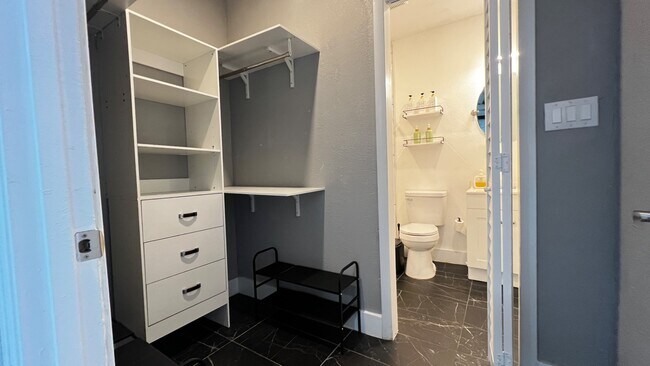 Foto del edificio - 7509 Lakeshore Dr