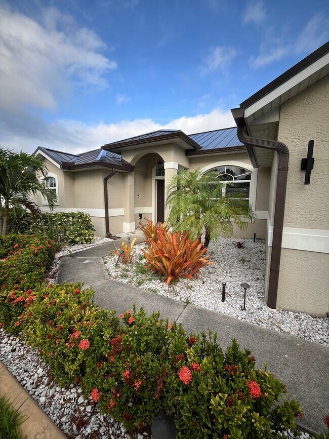 Foto del edificio - Convenient 3/2/2 PSL Home with Backyard Oa...