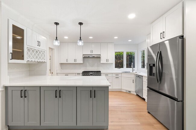 Foto del edificio - CLICK "REQUEST A TOUR" NOW!