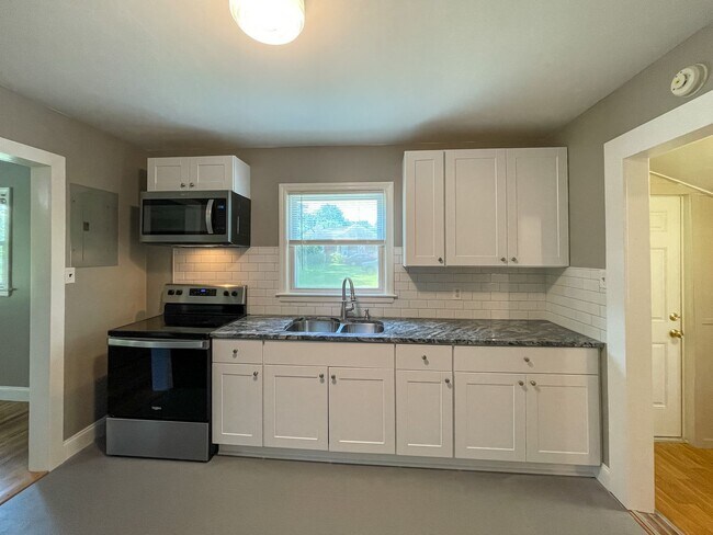Building Photo - 3-Bedroom with Garage in South Asheville