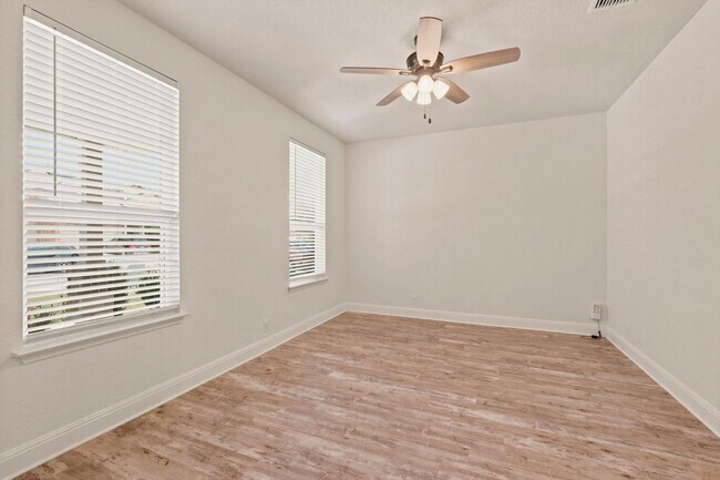 Foto del edificio - Spacious 6 Bedroom with Media Room!