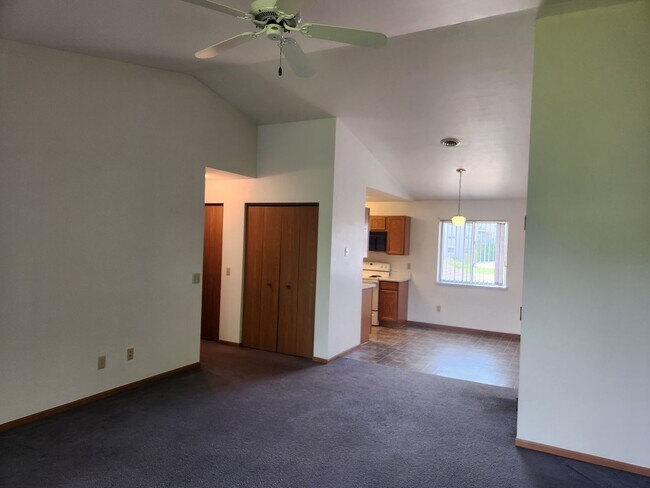 Foto del edificio - 621-633 Nygaard St.