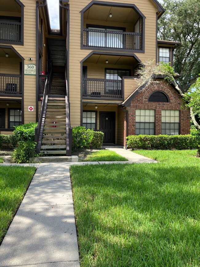 Entrada - 360 Lake Ontario Ct