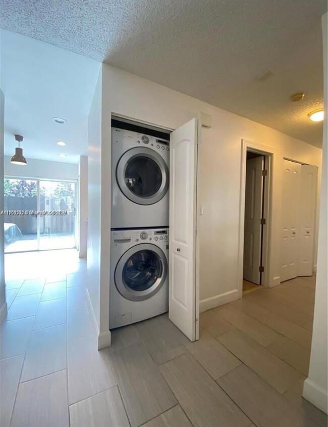 Foto del edificio - 5596 NW 102nd Ct