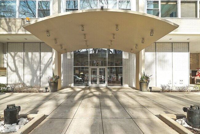 Foto del edificio - 336 W Wellington Ave