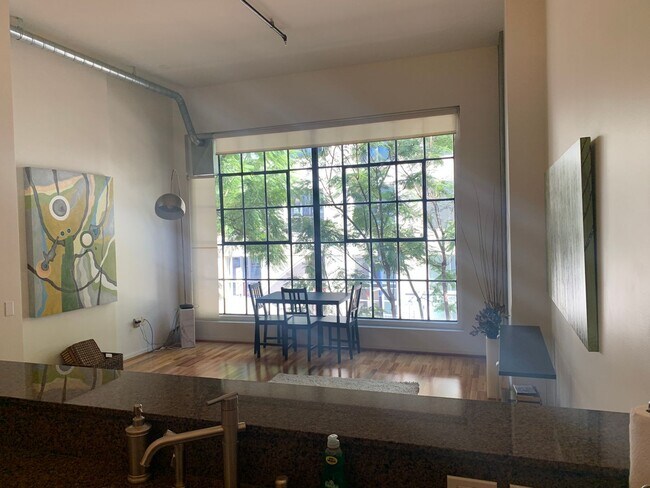 Foto del edificio - ICON Loft Available April 1st!