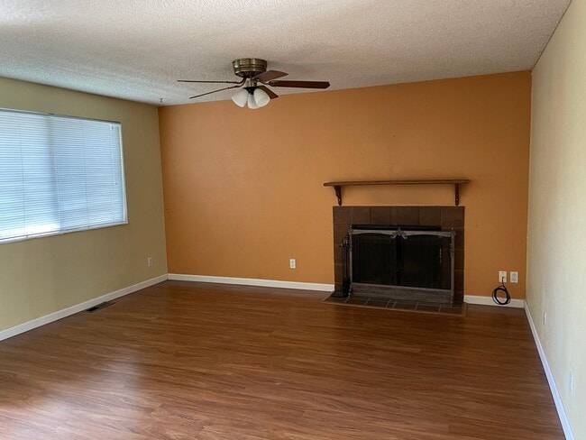 Building Photo - Cute 3 bedroom, 2 bathroom available in Sp...