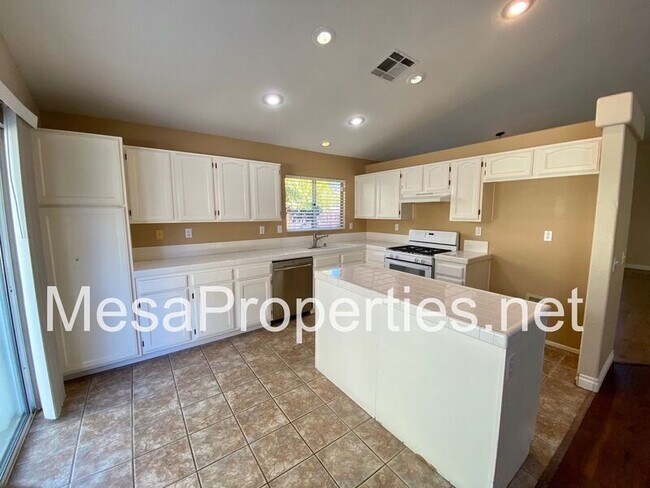 Foto del edificio - 14042 Sweet Grass Ln