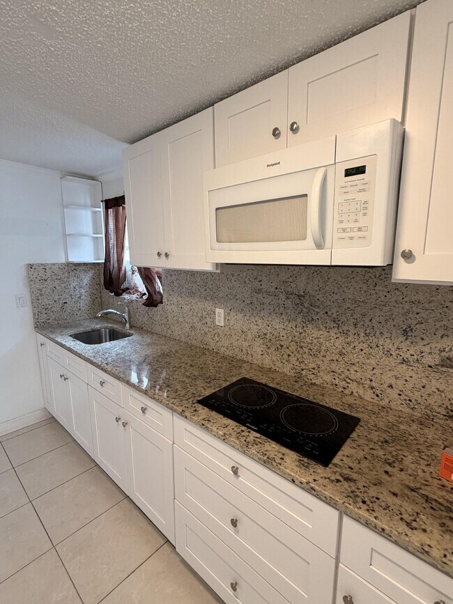 Foto del edificio - "Charming 1-Bedroom Retreat in Tampa - Cozy 650 Sq. Ft. Home Awaits!"