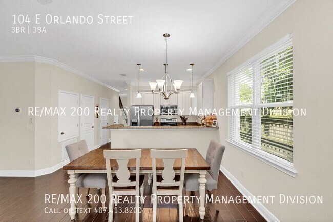 Building Photo - College Park Townhome