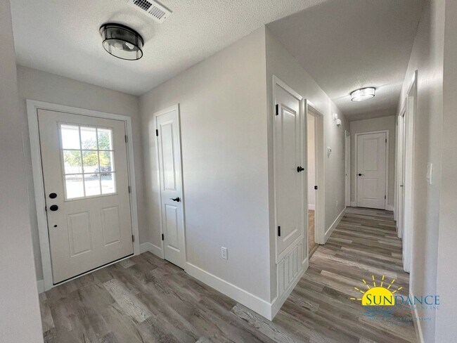 Building Photo - Spacious 3 Bedroom Home In Mary Esther!