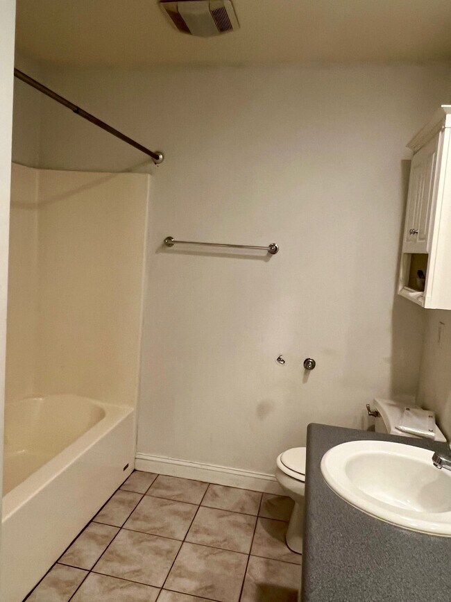 Lavabos dobles con bañera grande - 557 Gregory Ct