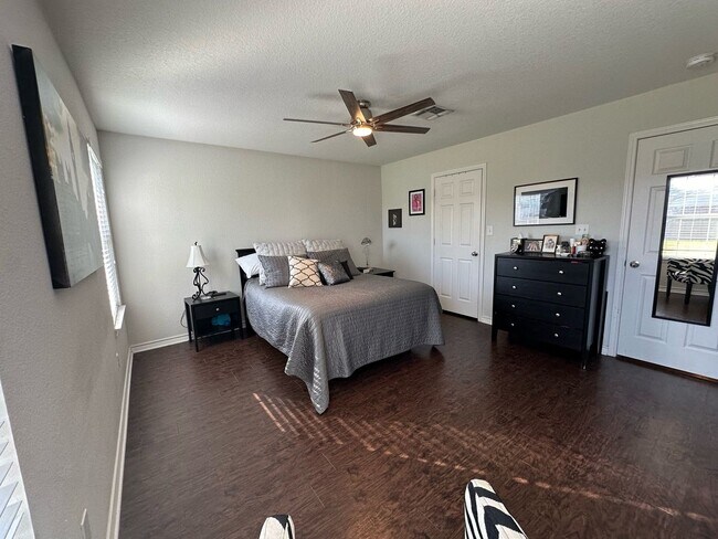 Foto del edificio - Spacious 4/4 House with Yard in the Baylor...