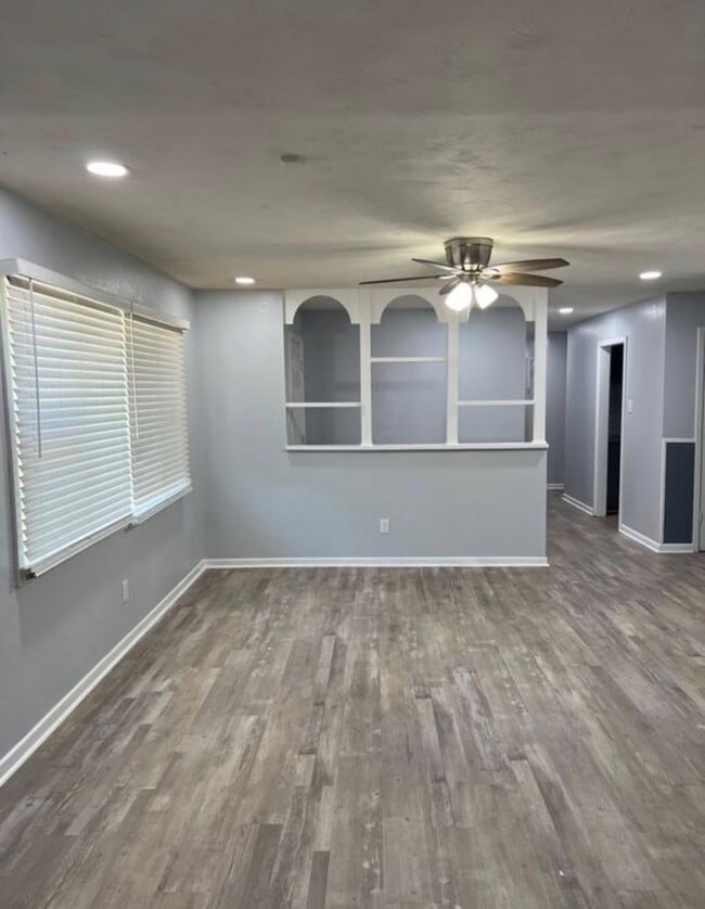 Building Photo - 1520 E 2nd St