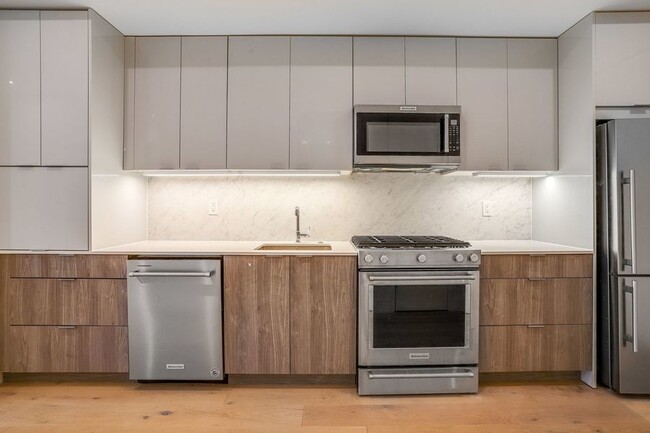 Building Photo - Modern + Bright Two Bedroom Condo in Petwo...