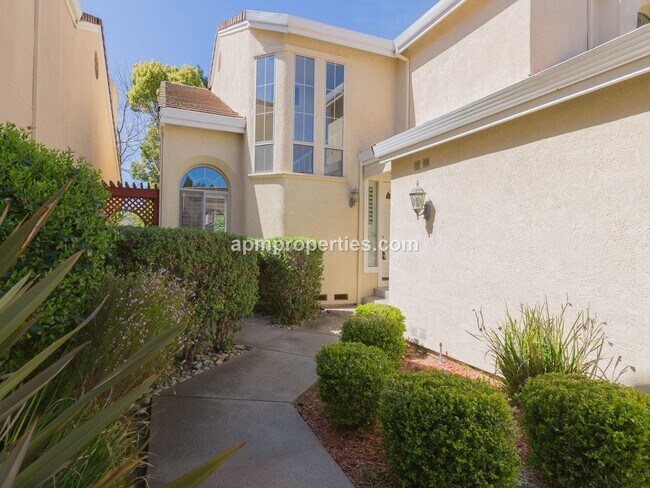 Foto del edificio - Extraordinary 3 Bedroom, 3 bath Canyon Lakes Golf Course Home!