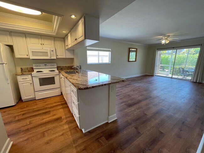 Foto del edificio - ANNUAL RENTAL - 3 BED / 2 BATH WITH CARPOR...