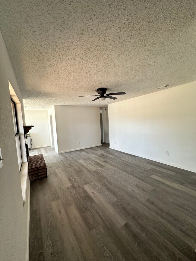 Building Photo - 302 E 18th St