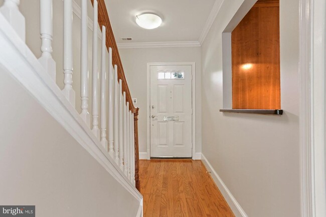 Foto del edificio - 3291 Sutton Pl NW