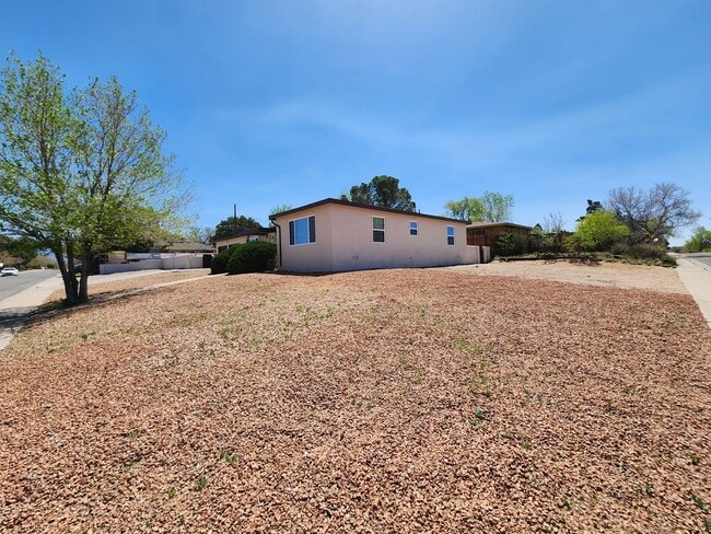 Building Photo - 4600 Mountain Rd NE