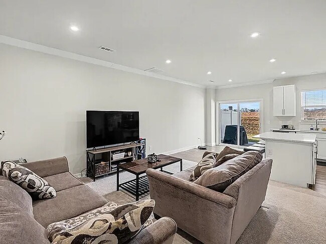 Foto del edificio - 1145 Riverbrook Dr