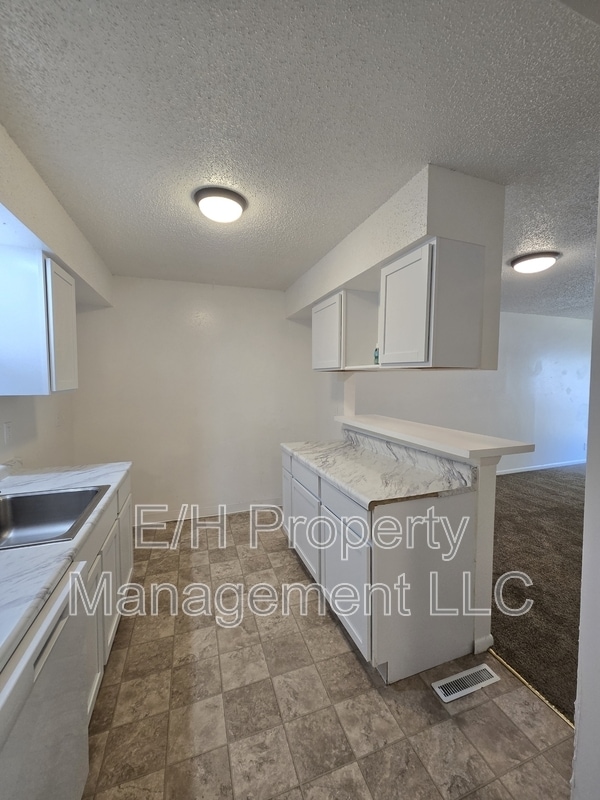Building Photo - 8728 E Arthur Cir