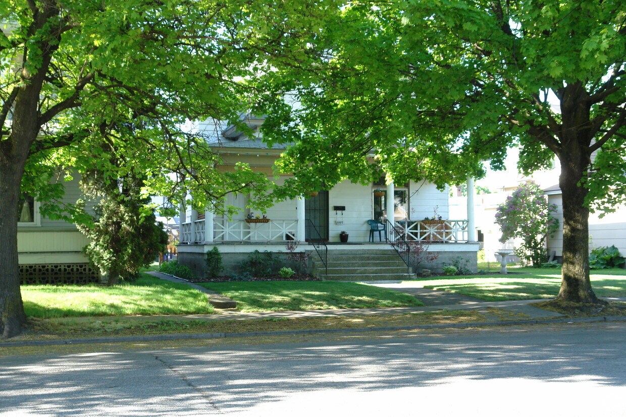 Foto del edificio - 1107 W Maxwell Ave