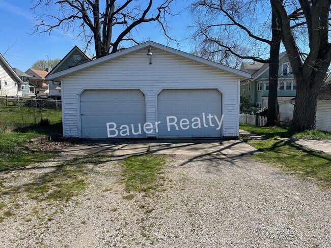 Building Photo - Three bedrooms, one and a half baths