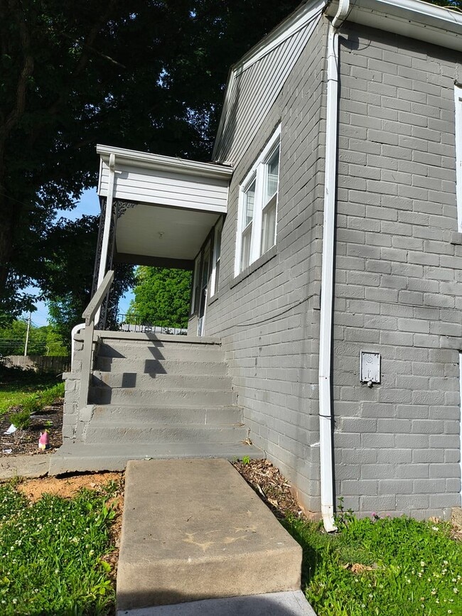 Photo - Charming 2br/1ba house near downtown