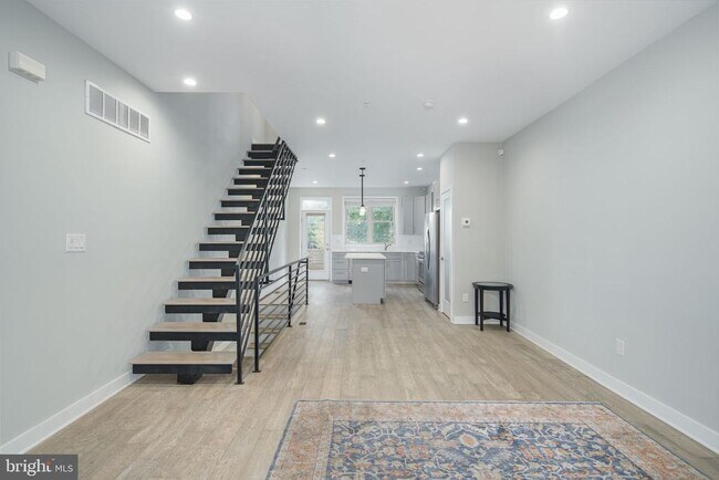 Building Photo - 1744 Vineyard St