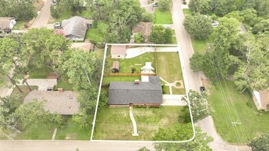 Building Photo - 1703 N Roberson St