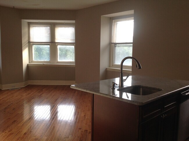 Foto del edificio - 4243 Ridge Ave