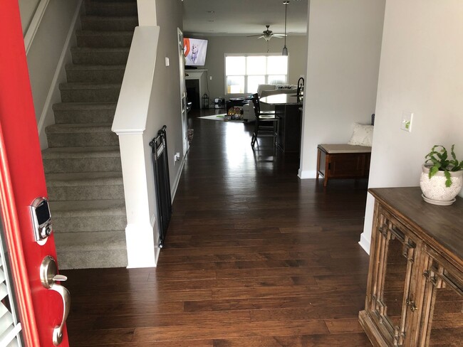 Building Photo - 3-Bedroom Townhome Available Eary July!