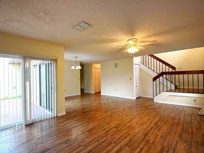 Foto del edificio - Spanish-Style 3 Bedroom, 2.5 Bath Mediterranean Rooftop Townhouse – Basic Cable & Wi-Fi Included!