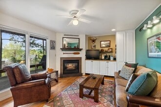 Building Photo - 300 Bay Point Dr