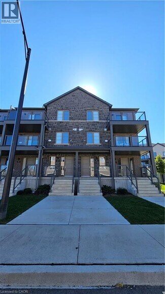 Building Photo - 205 W Oak Trl