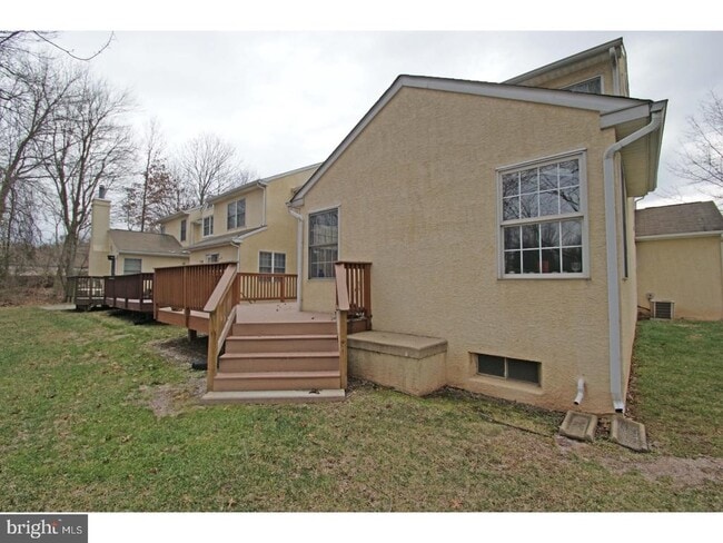 Building Photo - 727 Locust Ln