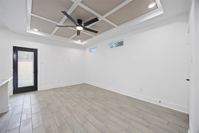 Foto del edificio - 6726 Paris St