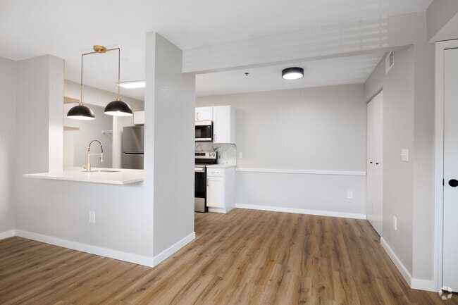 2BR, 2BA - 917SF - Dining Room - Chapel Ridge of Union