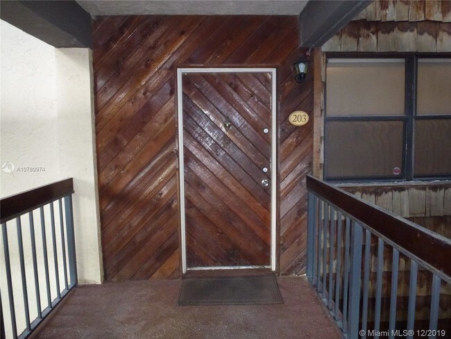 Foto del edificio - 491 Ives Dairy Rd