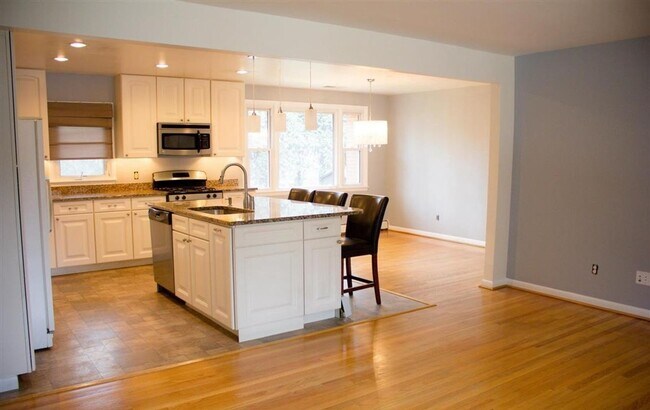 Building Photo - 4BR Single Family in Cockeysville | Granite Kitchen | Finished Lower Level | Central A/C | Great ...