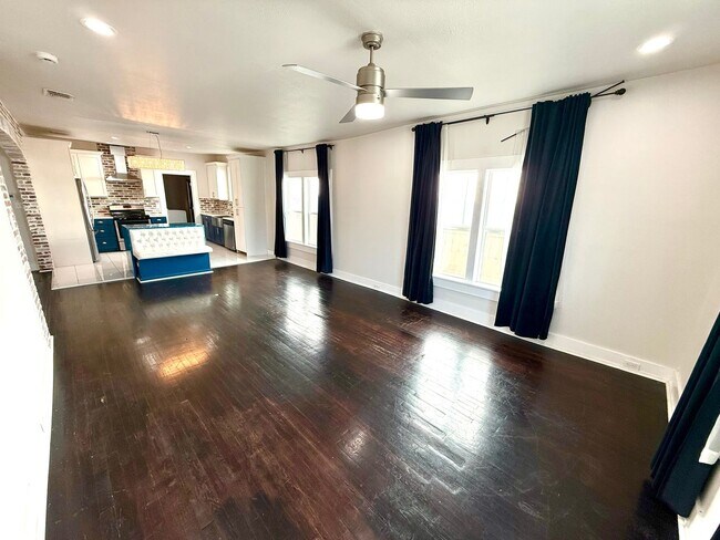 Building Photo - Available Now! MUST SEE 3 Bedroom / 2 Bath...