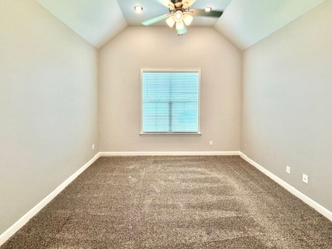 Building Photo - 305 Azalea Dr