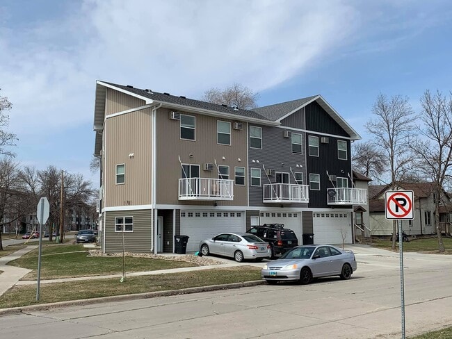 Building Photo - 1701 Dakota Dr N