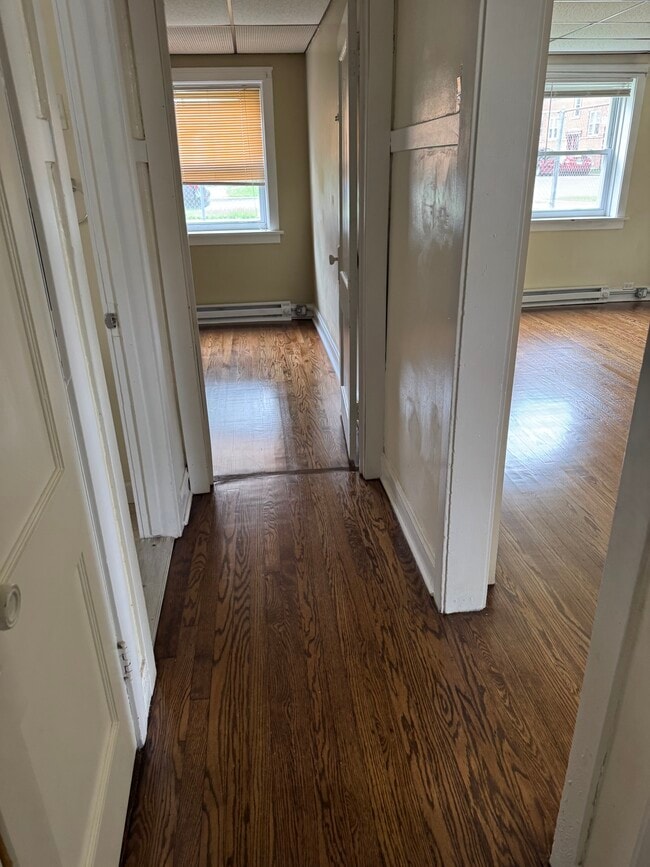 Pasillo - 2659 N Monitor Ave