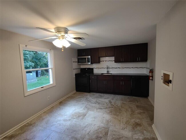 Building Photo - 118 E Hillcrest Ln