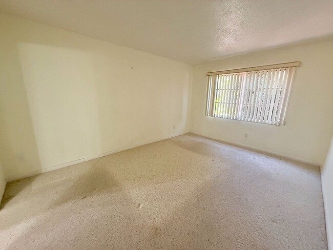 Building Photo - 2 bed 1 bath condo close to Siesta Key