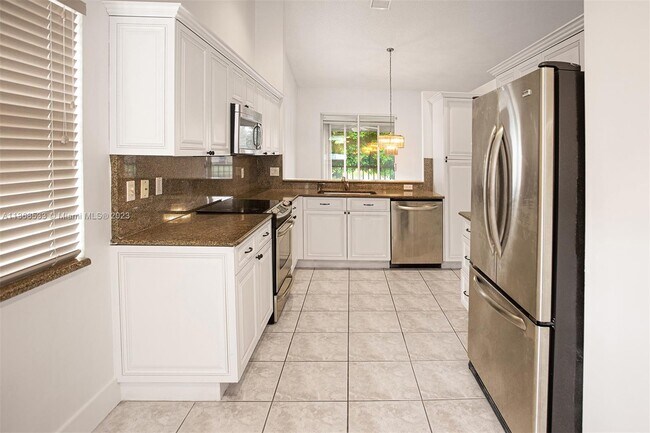 Building Photo - 9637 Shadybrook Dr