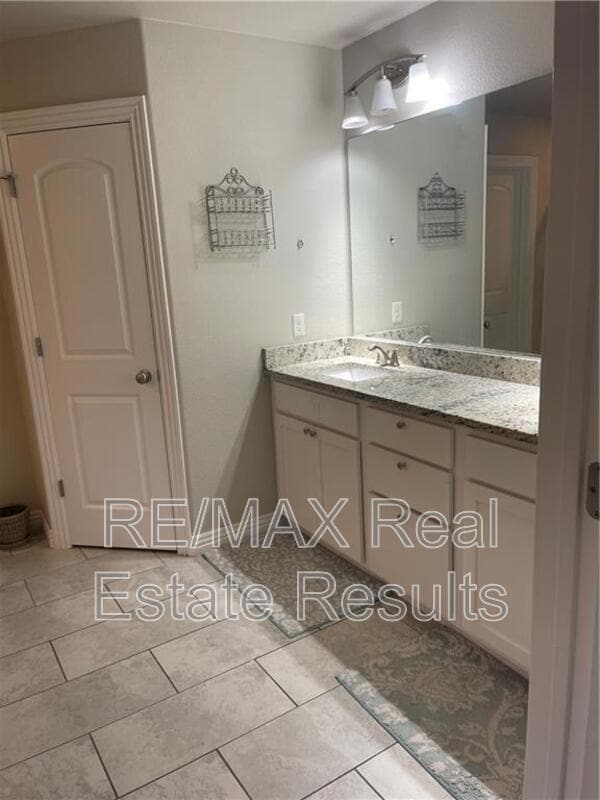 Building Photo - 905 SW Vangough Rd