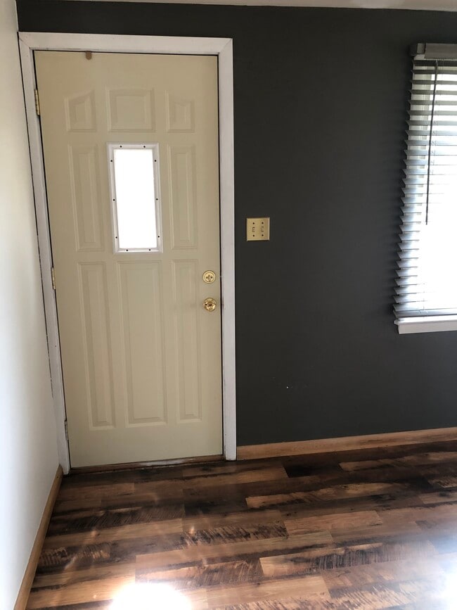 Living room - 922 W Weiland Ave